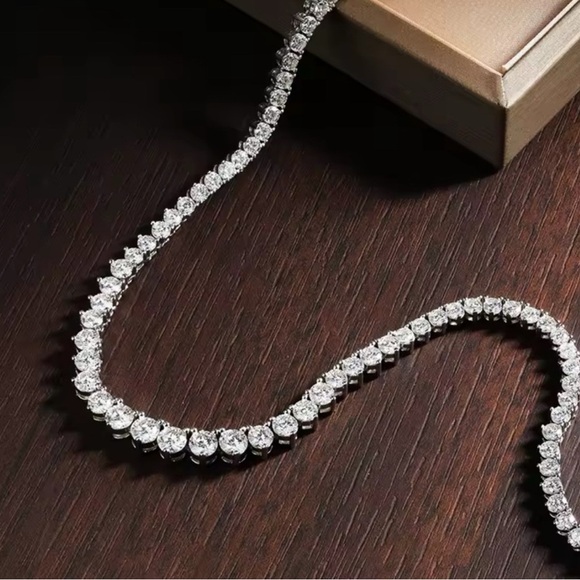 Elegant Silver Necklace - Picture 1 of 5